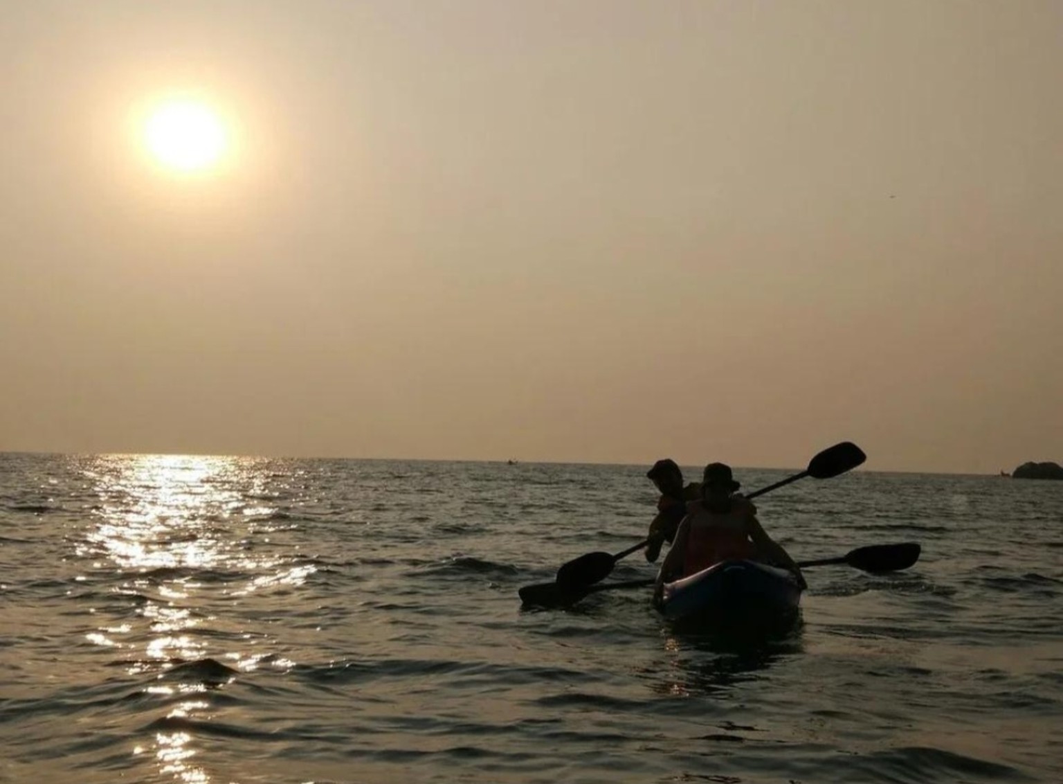 समुद्रात कयाकिंग